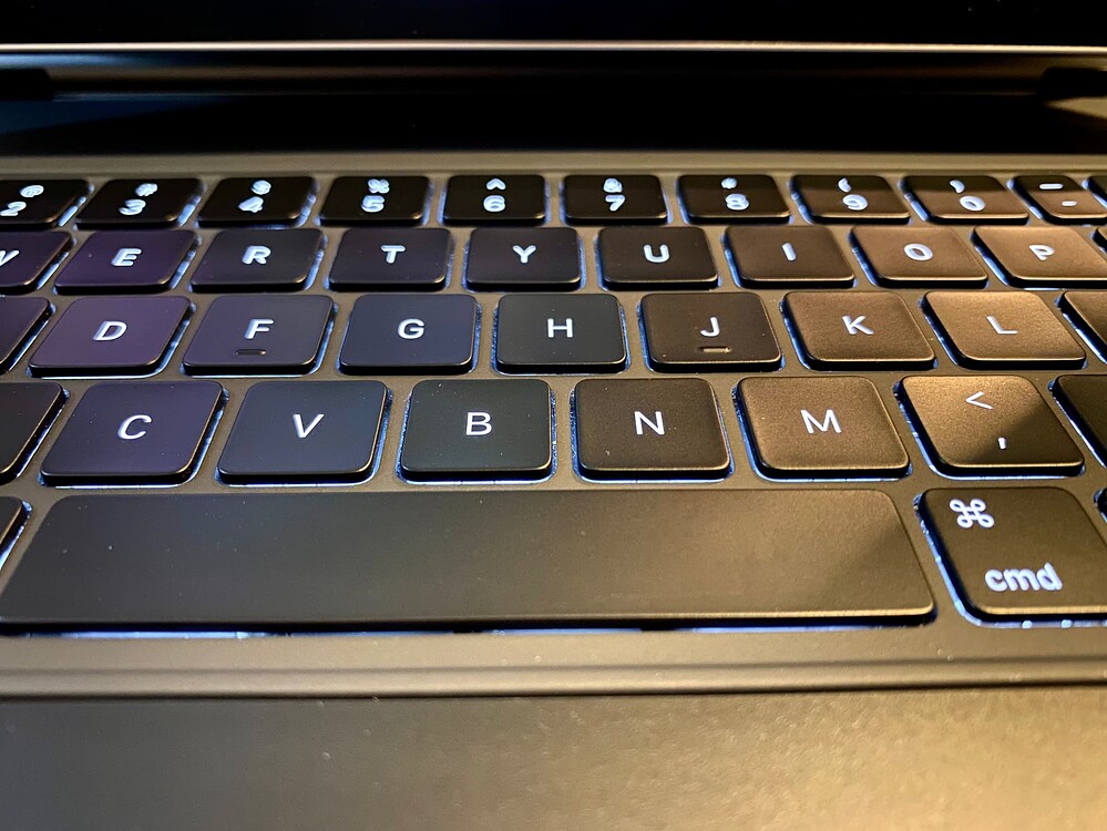 New MBP M1 Pro keyboard backlighting - uneven light leakage under keys ...